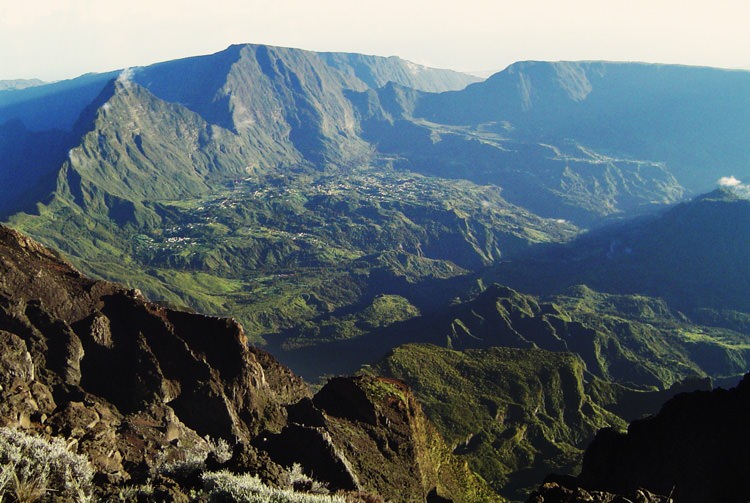 Vue sur Salazie du sommet du Piton des Neiges