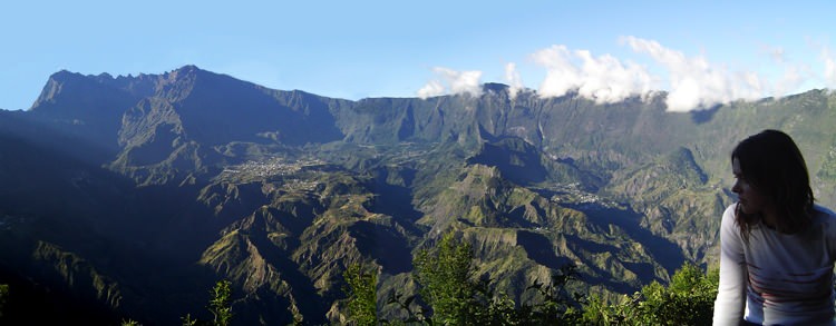 Panorama sur Cilaos, vu de la fenêtre des Makes