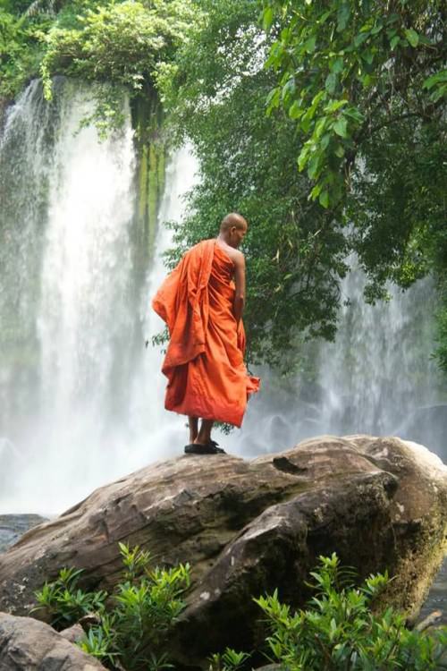 Moine cambodgien sur la montagne de Kulen